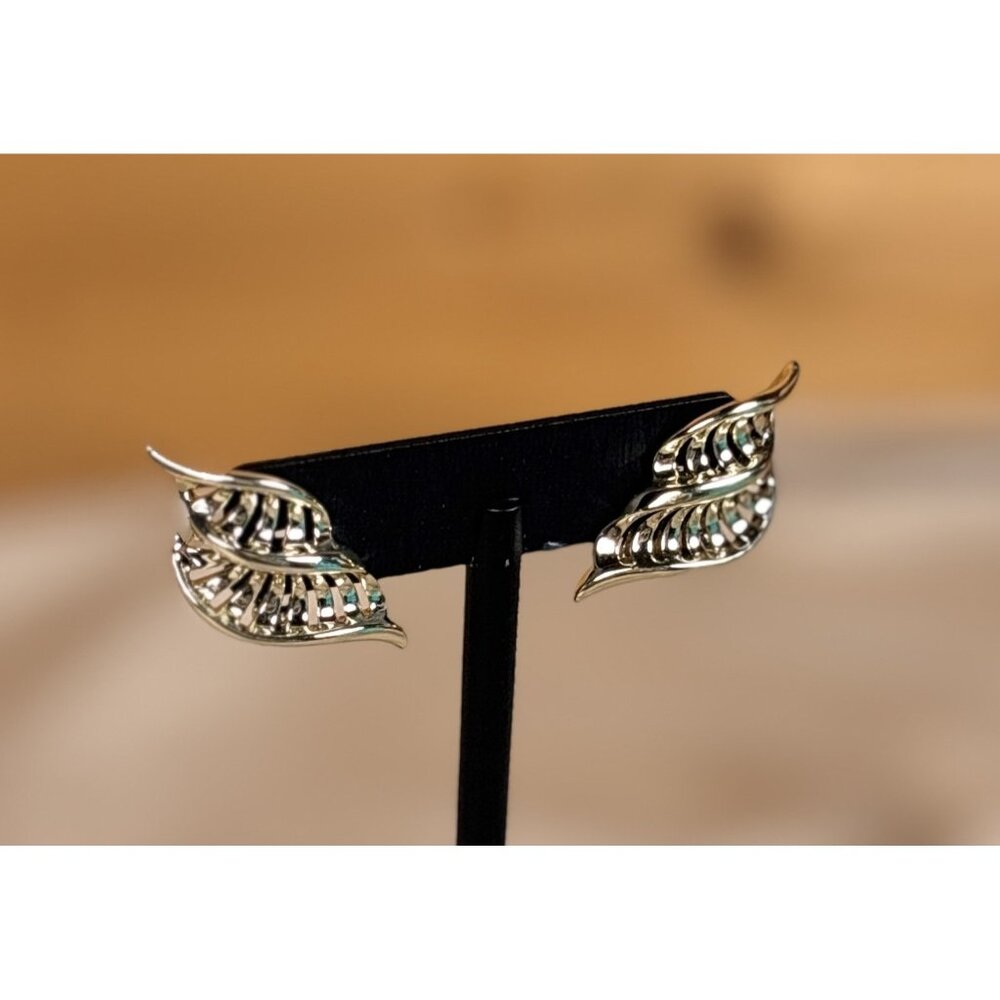 Vintage jewelry Cora silver tone clip on leaf earrings B37